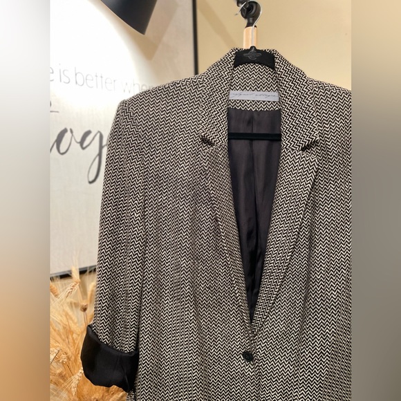 Raquel Allegra Black and White Women's Blazer Jacket with Houndstooth Pattern - Picture 3 of 9